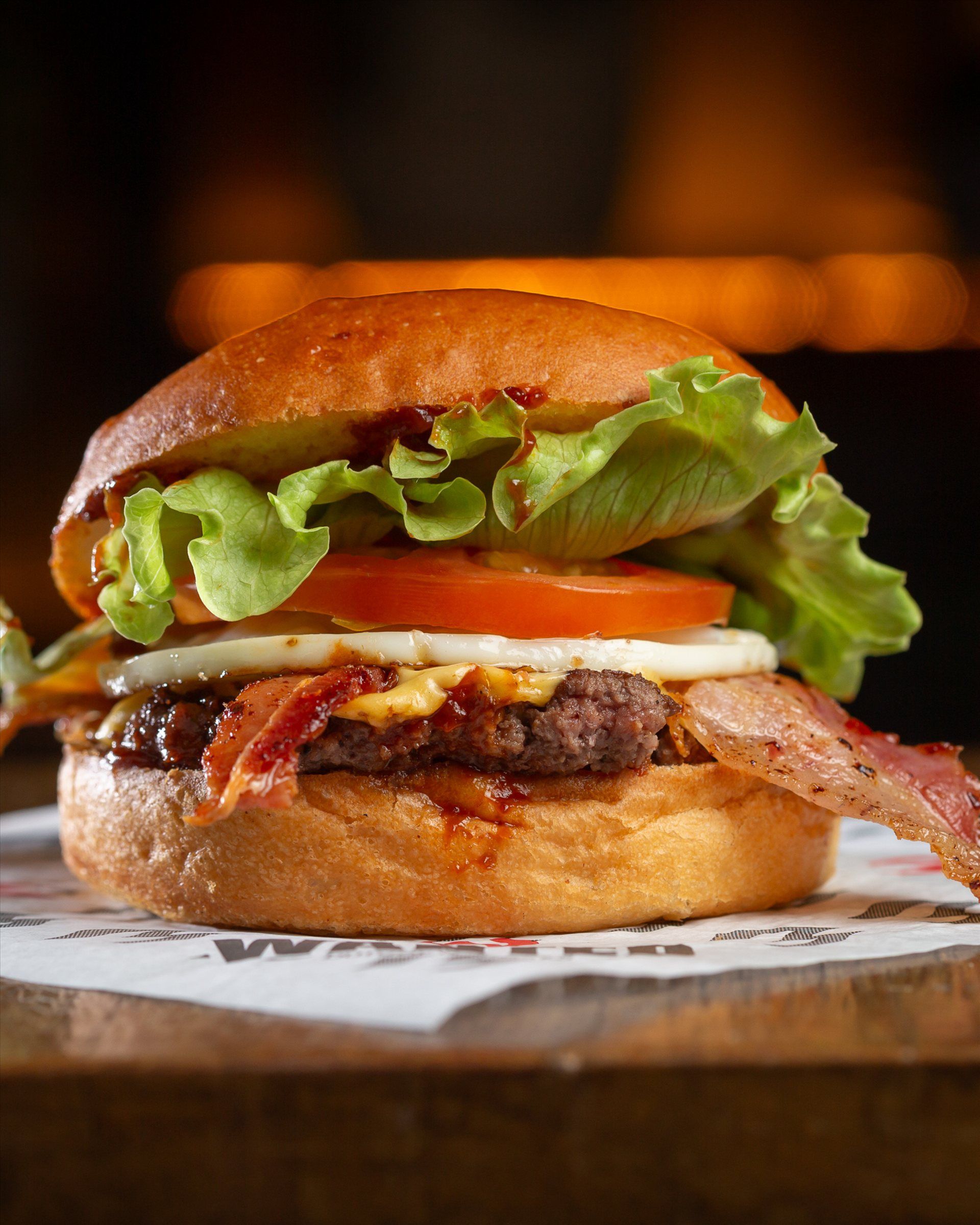 Burger Glúten Free no pão sem glúten e sem lactose, com bacon, ovo, alface e tomate